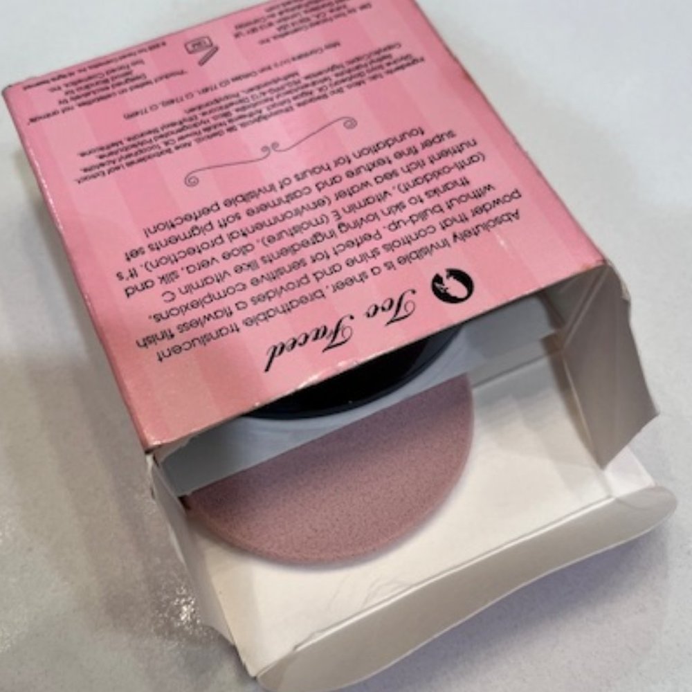 Too Faced Absolutely Invisible Translucent Pressed Powder - Picture 4 of 5